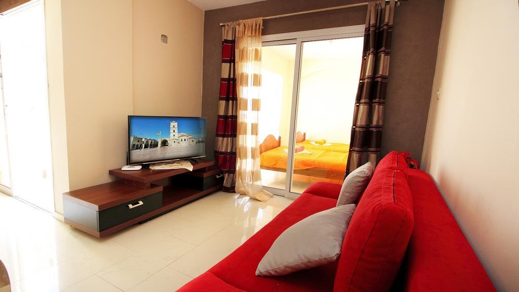 Panikos Beach Apartment I Larnaca Exterior photo